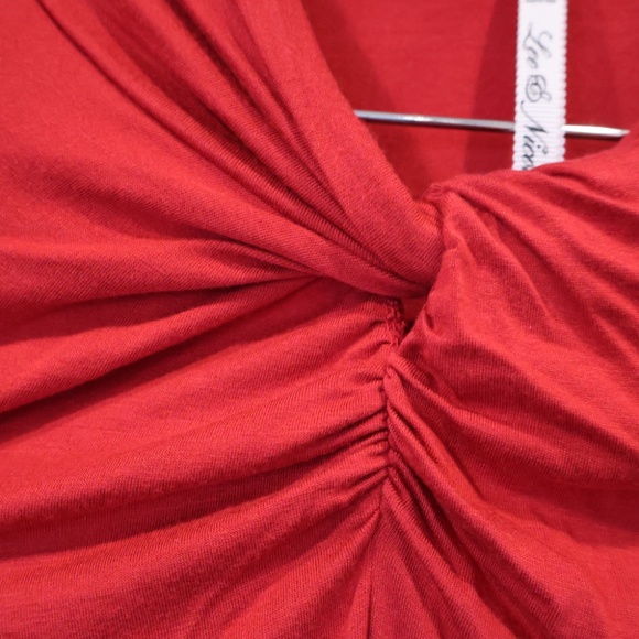 Leo & Nicole knot front twisted neck keyhole Top - Picture 3 of 5